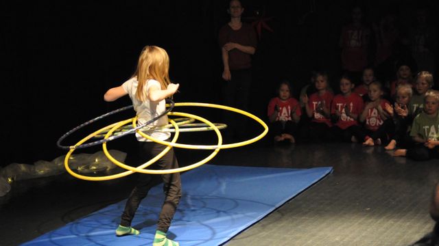 Cirkusnummer på TaiKons julfest, 15.12.2012.