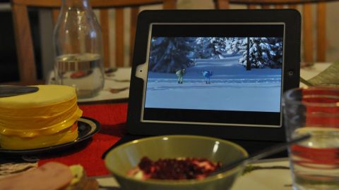 Lukas Bauer och Anders Aukland ensamma i täten i vintrig Jizerska terräng.