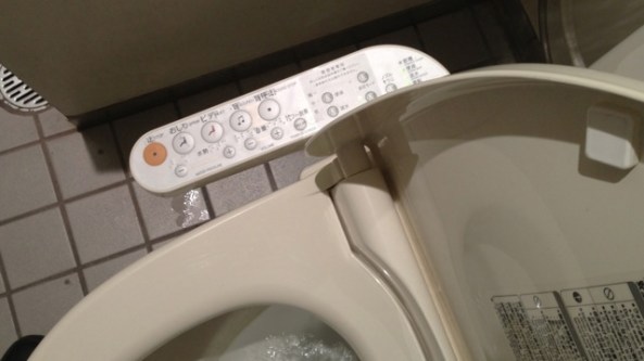 Typisk japansk toalett. Tekiken spelar en framträdande roll också här. Av faciliteterna uppskattade jag endast den uppvärmda sitsen.