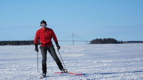 På isen utanför Vasa 25 mars 2013. I bakgrunden skymtar Replotbron.