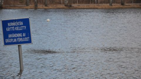 Förbudsskylt på allaktivitetsplanen i Vasa den 17 april 2013