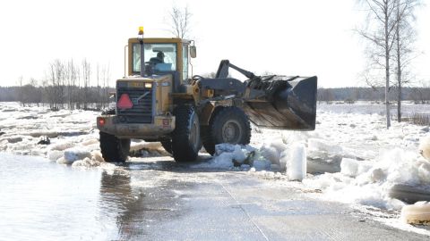 Isröjning på landsvägen i Staversby den 20 april 2013