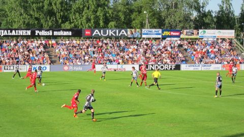 Ligamatch mellan VPS och Jaro i Sandviken inför storpublik. Soligt och varmt den 29 maj 2013.