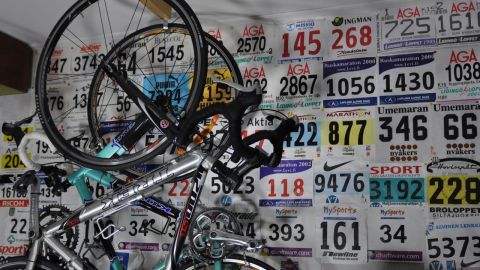 En Trek och Kona landsvägscykel till minimal nytta så länge de hänger i taket.