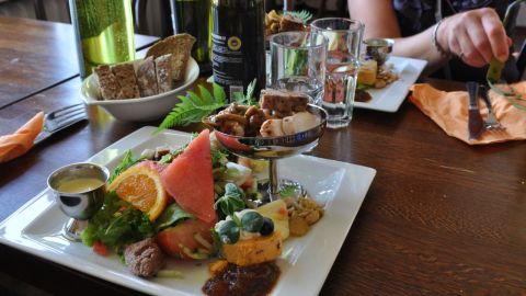 Snyggt upplagd salladstallrik på Cabriole.