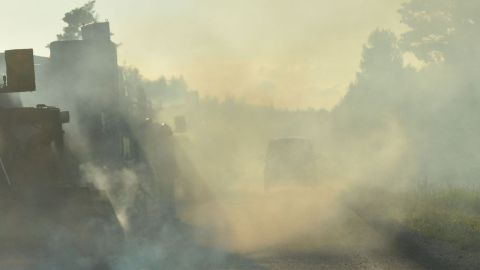 Asfalteringsarbeten på Riksväg 13 den 2 juli 2013. Tveksam arbetsmiljö.