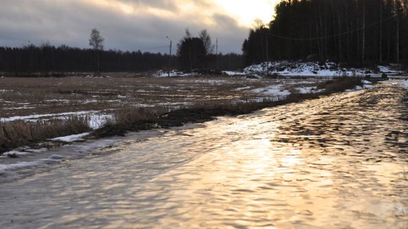 Promenadstråket är rena isgatan och snön som kom för en vecka sen är nästan borta, 12 december 2013.