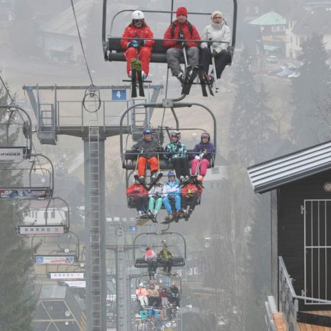 Fullsatta liftar i ett snöfattigt Harrachov.