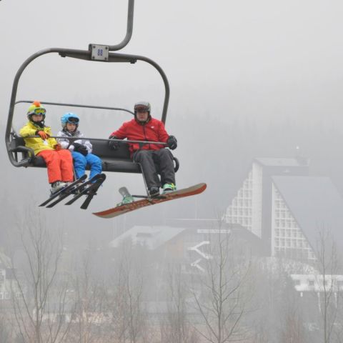 Vårt hotell Sklar i bakgrunden.