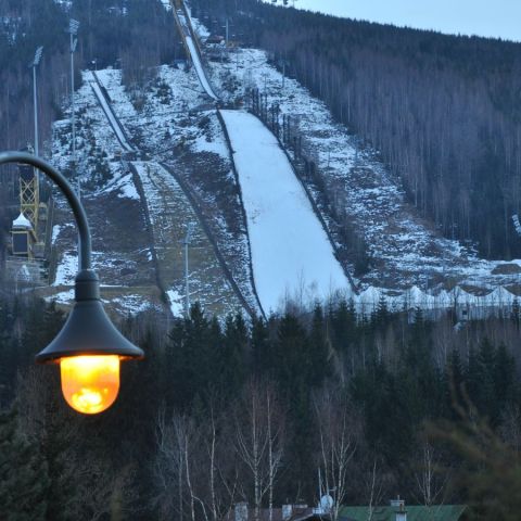 I Harrachov finns fem hoppbackar bredvid varandra. Här ses flygbacken.