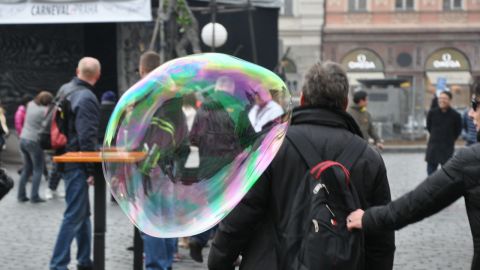 Barnen gjorde såpbubblor, modell större, i Prag.