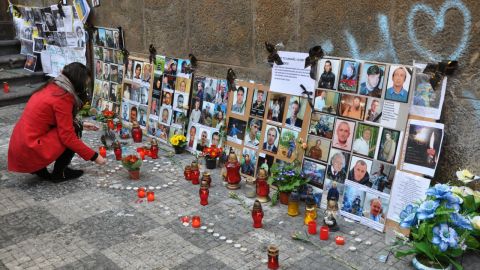 Ukraina i Prags gatubild. De omkomna i Kiev-demonstrationerna ihågkommes.