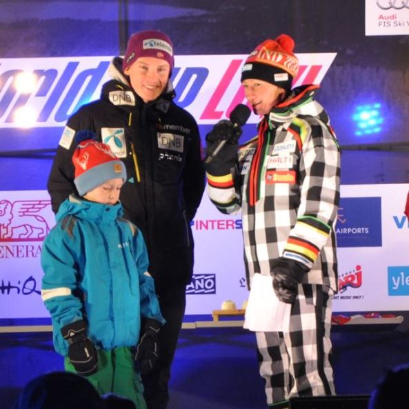 Tanja Poutiainen i samspråk med Henrik Kristoffersen.