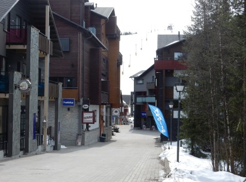 Levi centrum 5 maj 2015. Inte mycket rörelse i gatubilden.