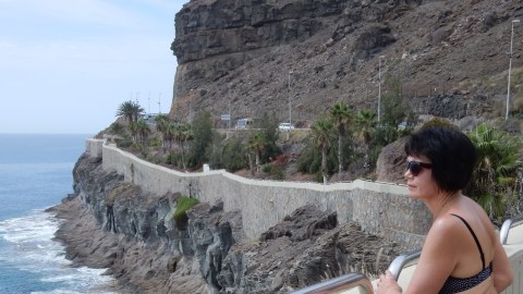 Fina vyer från strandpromenaden mellan Puerto Rico och Amadores.