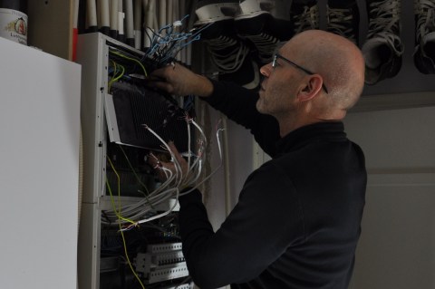 Demontering. Många kablar att märka och koppla loss.