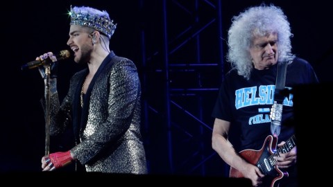 Sångaren Adam Lambert och gitarristen Brian May