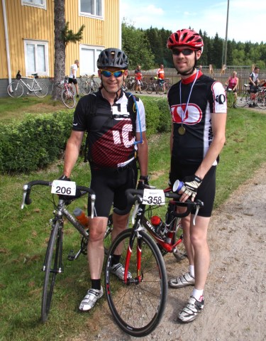 Två nöjda cyklister efter målgång i Botniacyklingen 2016.