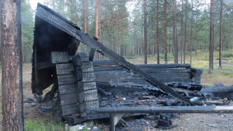 Resterna av vindskyddet vid Eturinne som brann i början på juli.